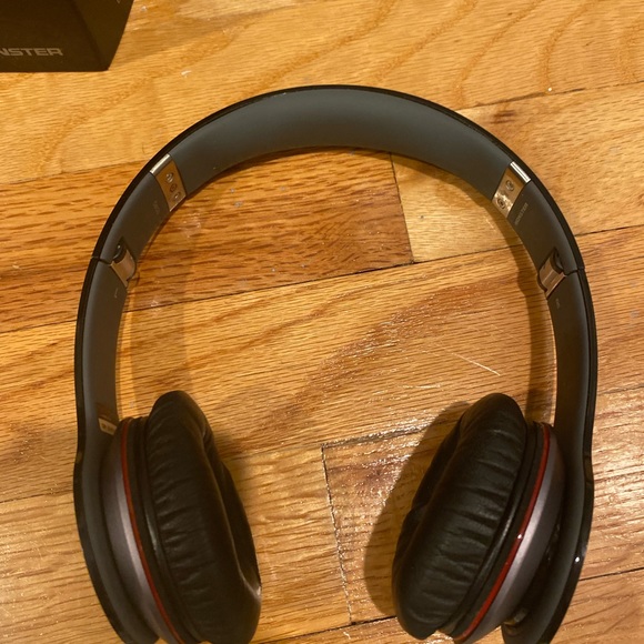 Beats by Dre with chords, box and storage case! - Picture 4 of 4